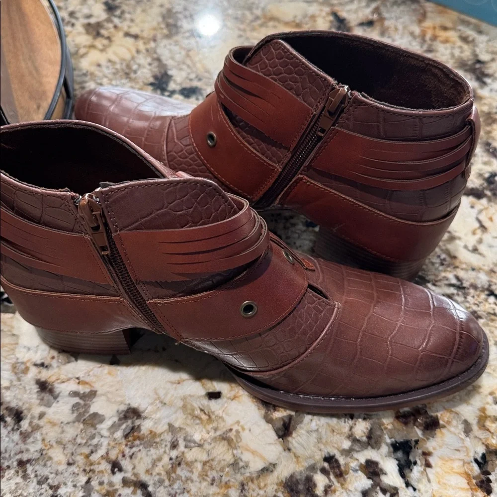 Pierre Dumas Embossed Leather Ankle Boots with Buckle BNWT and box - Picture 4 of 6